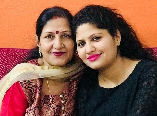 Kumkum-Binwal-with-her-mother-1