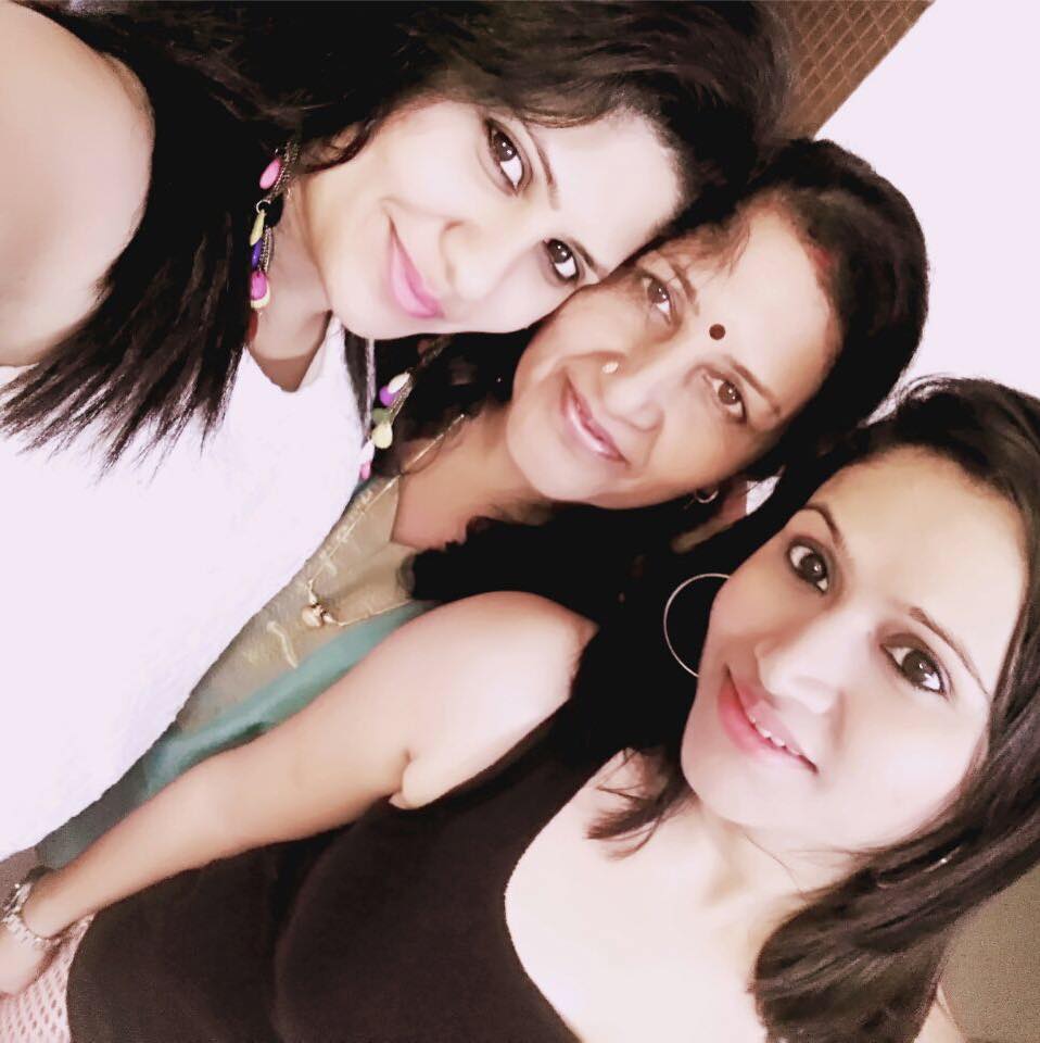 Kumkum-Binwal-with-her-mother-and-sister