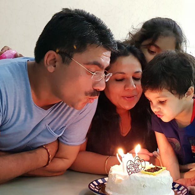 Rohit Sardana Full Family Pic (Photo) - Wife Name Pramila Dixit - Daughter Name Mitthu and Kashi
