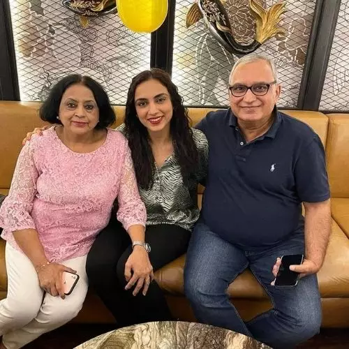Malika-Malhotra-with-Parents