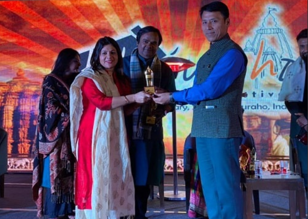 Pramila Dixit Receiving an Award