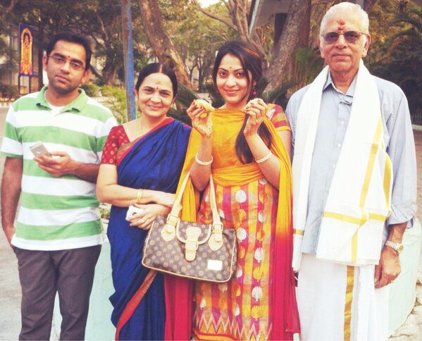 Ramya-Subramanian-with-her-family