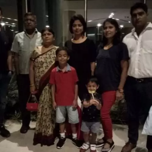 Sarika-Singh-with-her-Family